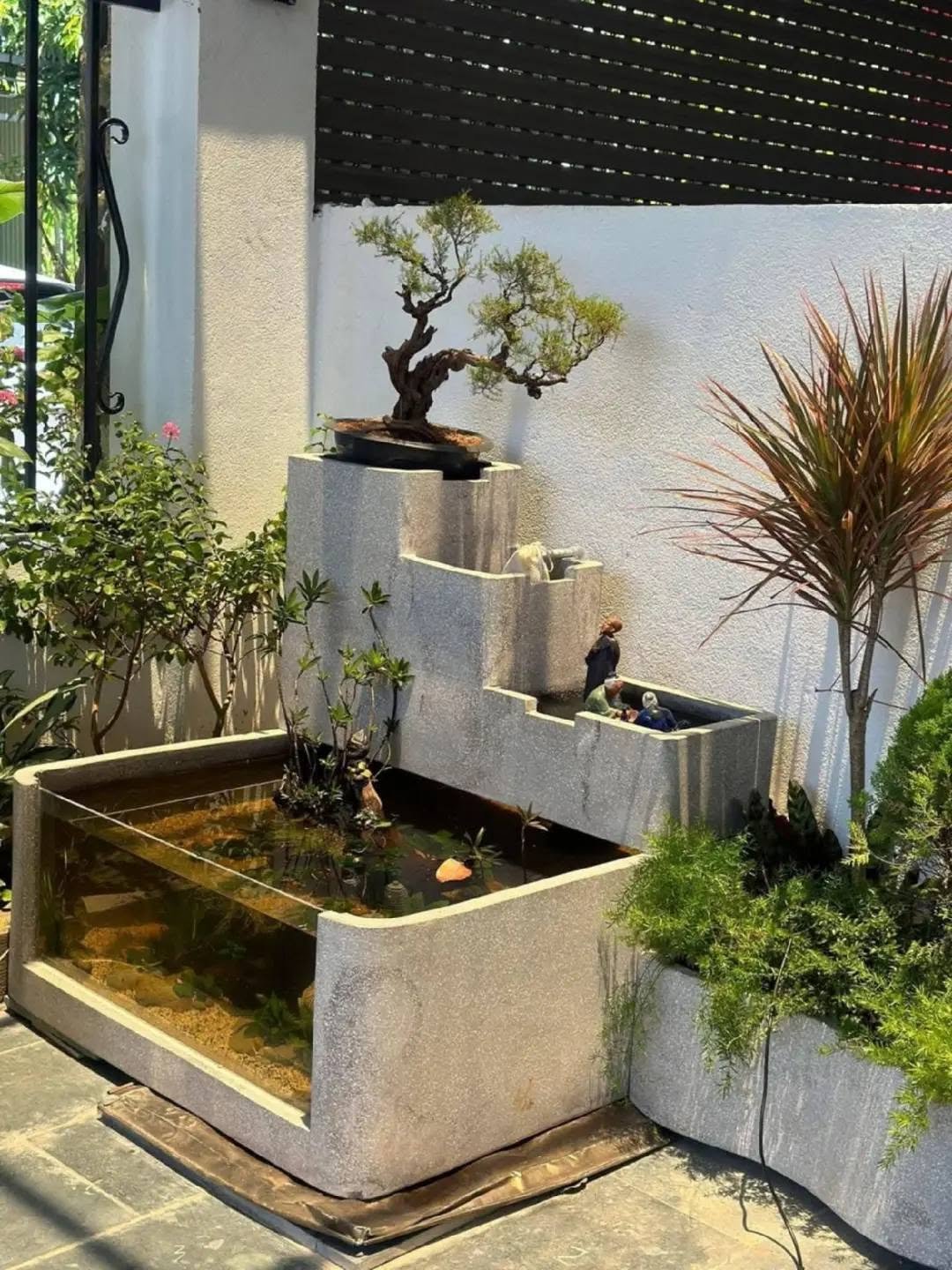 Cá nuôi ngoài trời giúp tạo không gian sinh động hơn