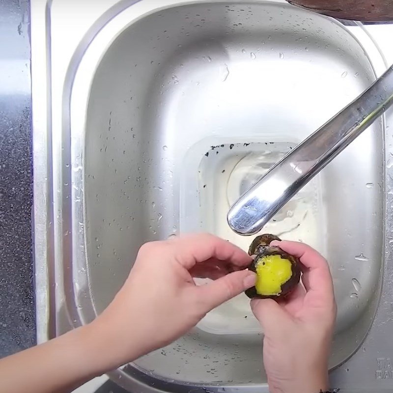 Bóc vỏ cháy đen và rửa sạch quả dọc đã nướng