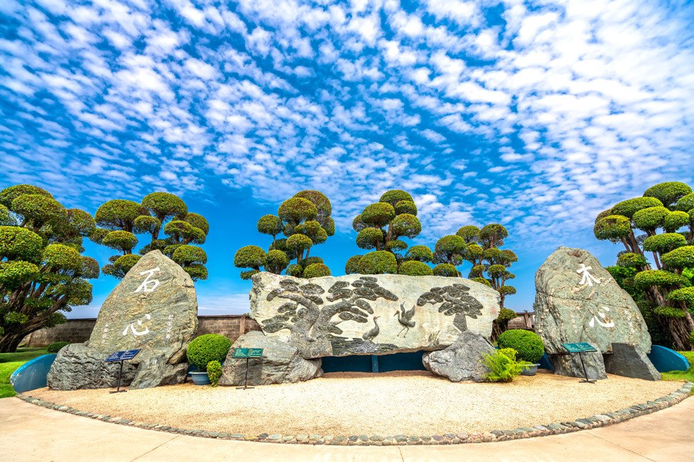 Bức phù điêu bằng đá ấn tượng tại lối vào Công viên Cá Koi RinRin Park
