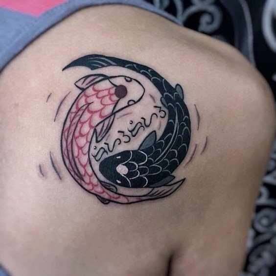 Cá Koi Âm Dương đen trắng đang xoáy tròn trên da