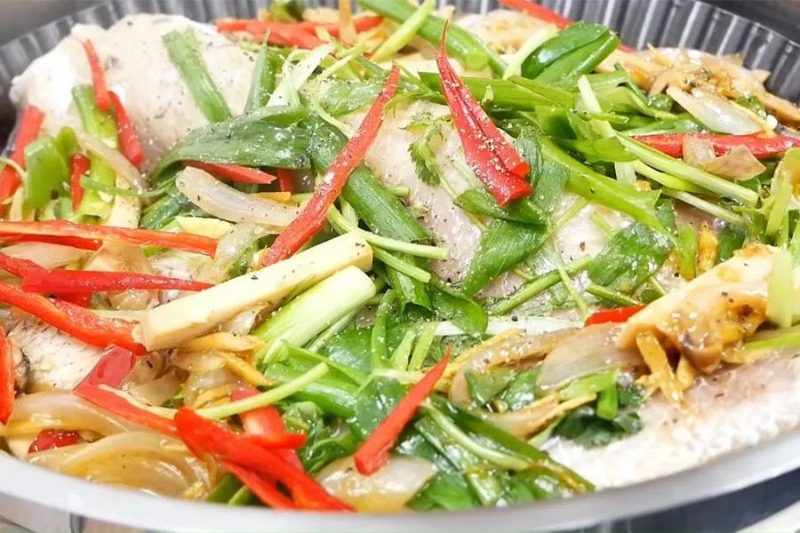 Cá mập sữa hấp hành gừng lại mang hương vị thanh mát, giữ trọn vị ngọt tự nhiên của cá và tốt cho người cần món ăn nhẹ bụng