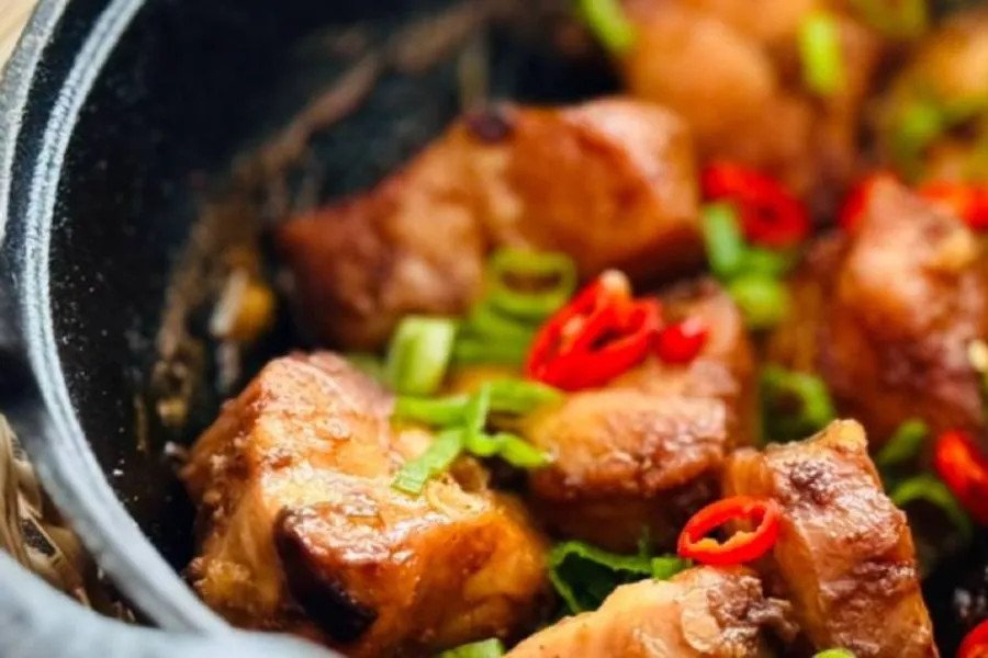 Cá mập sữa kho tộ là món ăn đậm đà, thịt cá thấm vị, vừa béo vừa mềm, rất đưa cơm và thích hợp cho bữa ăn ấm cúng