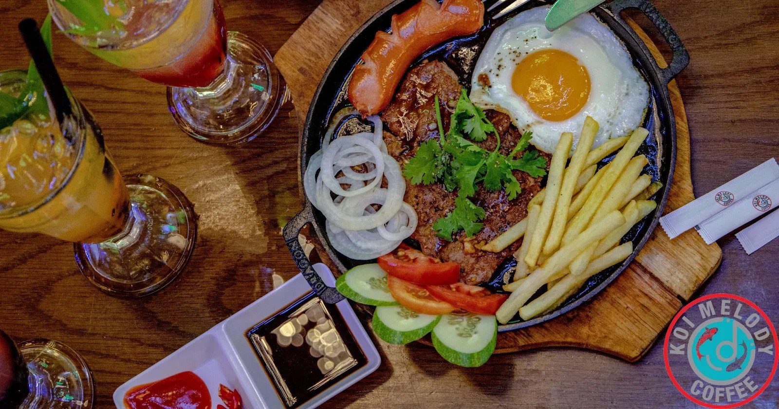 Các món ăn mặn và đồ ăn vặt phục vụ khách hàng tại Koi Melody Coffee