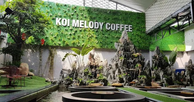 Hồ Cá Koi lớn tại quán cà phê