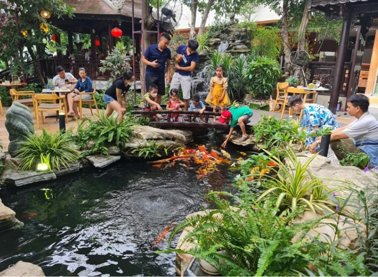 Không gian cổ điển và hồ Cá Koi lý tưởng để thư giãn tại Cây Lộc Vừng