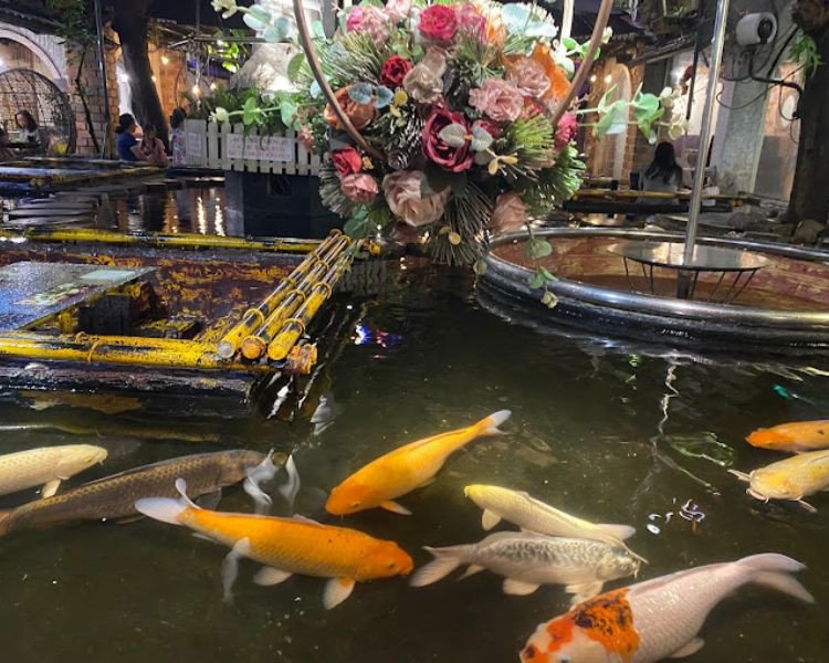 Không gian mát mẻ với hồ Cá Koi và cầu treo tại Oasis Cafe