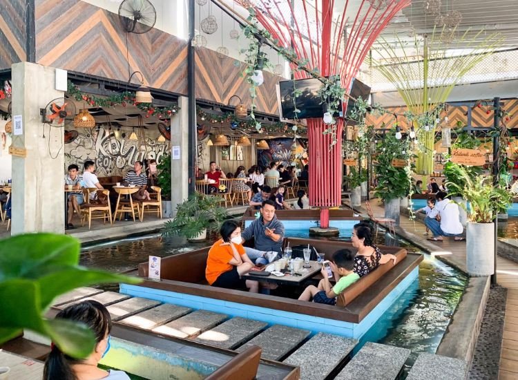 Khu vực ngồi giữa hồ cá Koi thoáng mát tại Koilands Coffee Thủ Đức