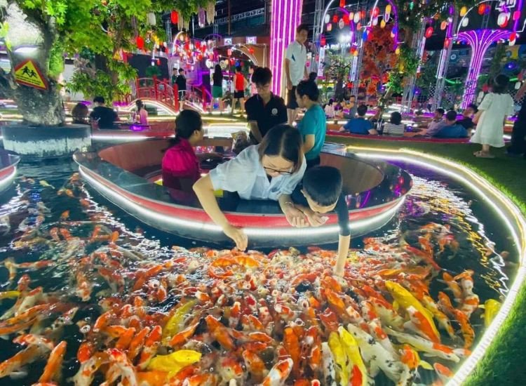 King Koi Coffee Garden với không gian hồ Cá Koi rộng rãi