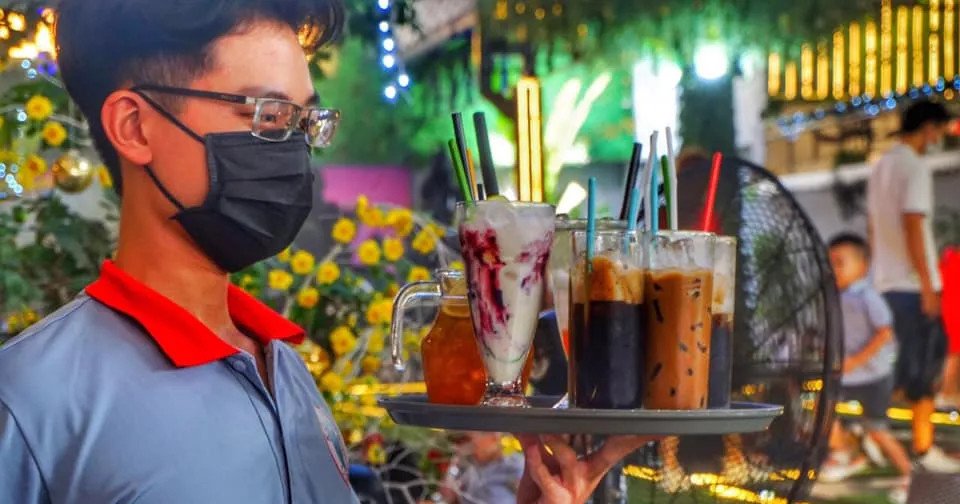 Nhân viên phục vụ tại khu vực Cá Koi