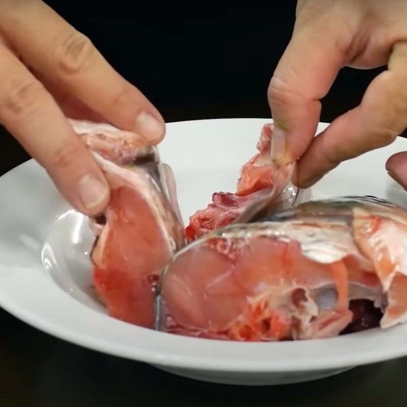 Nước sôi già với muối là thời điểm thích hợp để thả đầu cá vào nồi