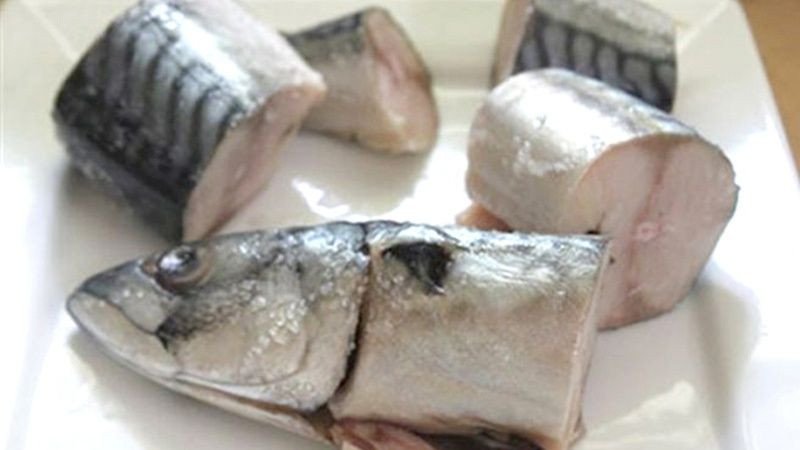 Quá trình chôn cá dưới gốc hoa hồng bón cây