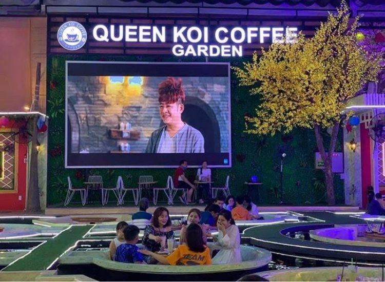 Queen Koi Coffee Garden nổi bật với màn hình chiếu lớn phục vụ khách