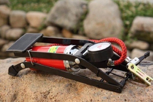 Tận dụng bơm đạp tay hoặc chân để tạo oxy cho cá cảnh khi mất điện