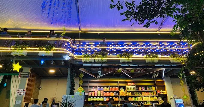 Thiết kế hồ cá Koi và bàn ghế ngồi trên mặt nước độc đáo