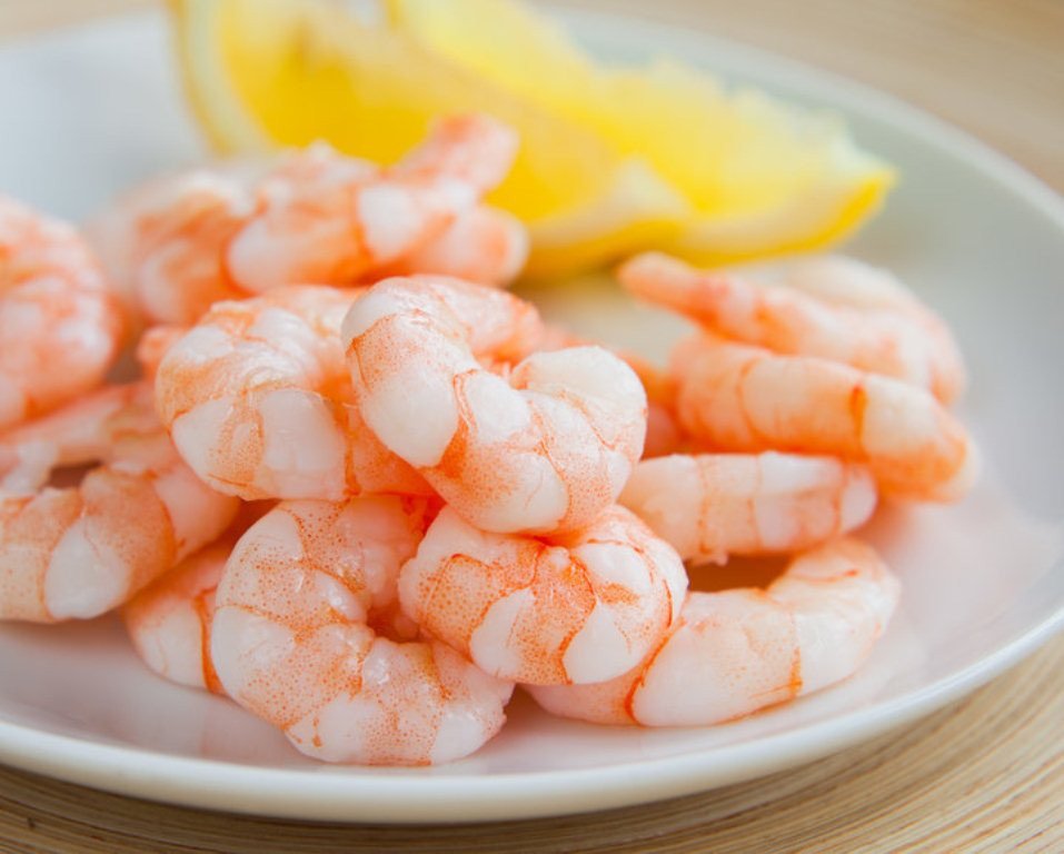 Thịt tôm và cá nhỏ sau khi nấu chín, xay nhuyễn là nguồn thức ăn tự làm tuyệt vời cho cá bảy màu
