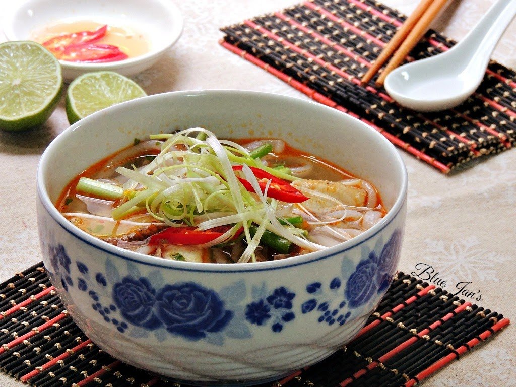Thưởng thức Bánh canh cá lóc nóng hổi