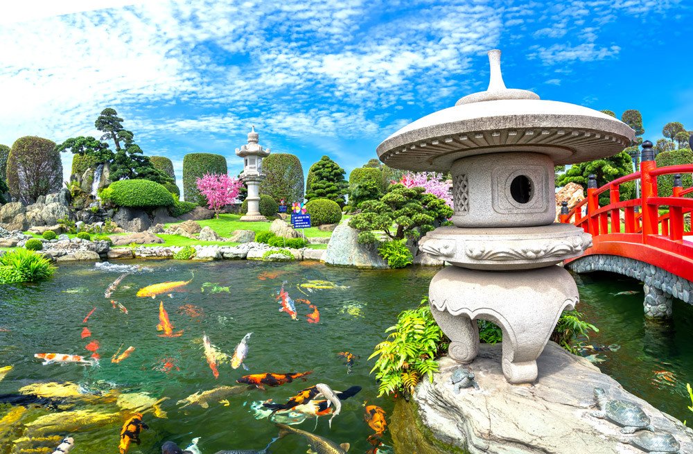 Tiểu cảnh cầu son, đèn đá và hồ nước đậm chất vườn Nhật Bản tại Công viên Cá Koi RinRin Park