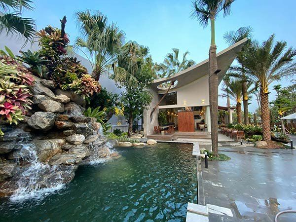 Tokoi Cafe sân vườn cá Koi