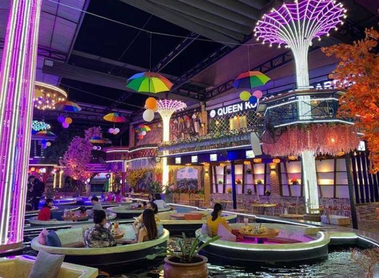 Tổng thể không gian lung linh của Queen Koi Coffee Garden