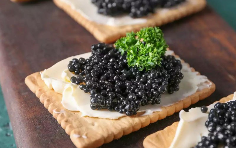 Trứng cá tầm đen Caviar được đóng gói cẩn thận