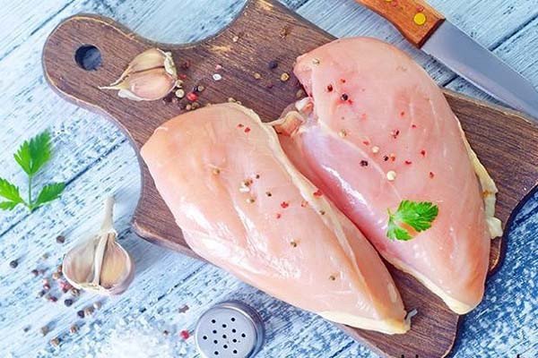 Ức gà luộc chín cung cấp hàm lượng protein tinh khiết, ít béo cho cá bảy màu trưởng thành
