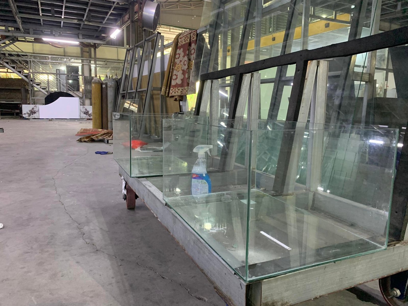 Giá kính làm bể cá bao nhiêu tiền và cách chọn phù hợp