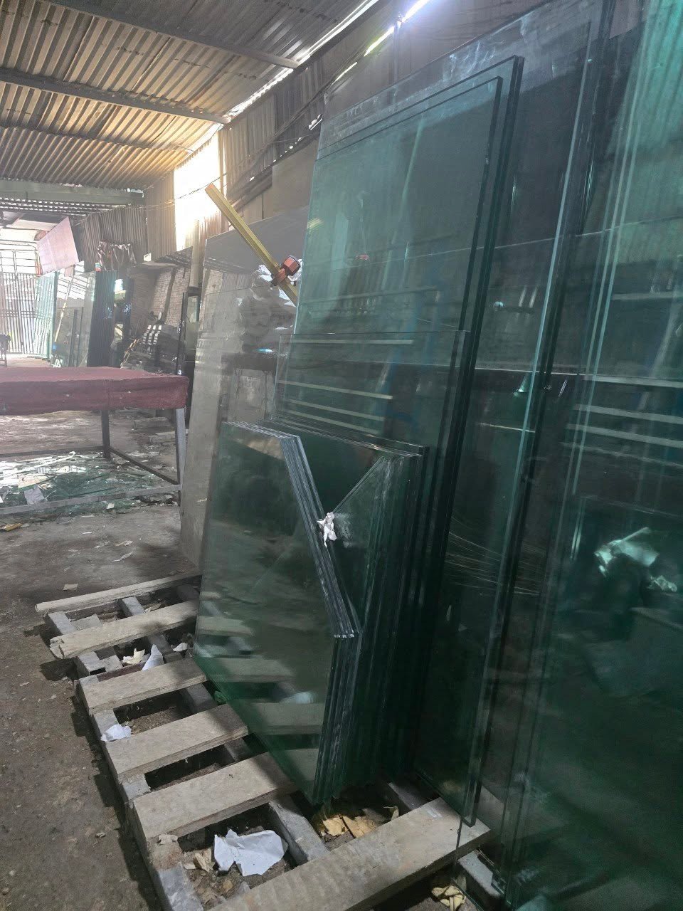 Giá kính làm bể cá theo kích thước và độ dày phổ biến hiện nay