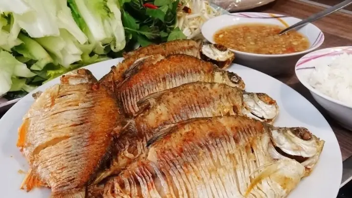 Cá He Chiên Giòn Cuốn Bánh Tráng