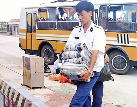 Chuyển Báo, Trong Đó Có Báo Đồng Nai, Xuống Tàu Đem Ra Nhà Giàn.