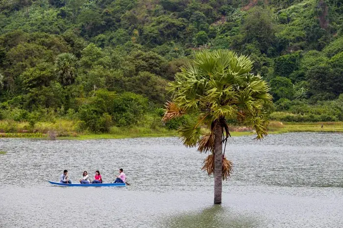 Hồ Ô Thum Và Đặc Sản Gà Đốt