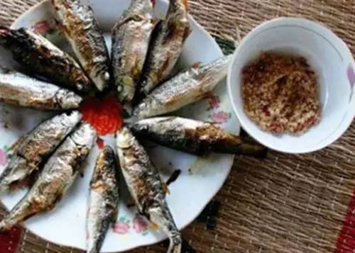 Cá Niên Nướng Chấm Muối Ớt Ở Quảng Ngãi