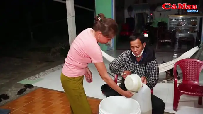 (cmo) Khoảng 5 Tháng Trước, Anh Trịnh Văn Đùa, Khóm 6, Phường Tân Thành, Tp. Cà Mau Đi Câu Cá Giải Trí Trên Sông (thuộc Kênh Xáng Phụng Hiệp) Thì Vô Tình Câu Được Con Cá Rô Có Hình Dạng Màu Vàng, Nhỏ Khoảng 2 Ngón Tay Và Được Anh Mang Về Nuôi Trong Mùng Lưới. Rất Nhiều Người Dân Vì Thấy Lạ Nên Mới Tìm Để Nhà Anh Đùa Để Xem Tận Mắt.