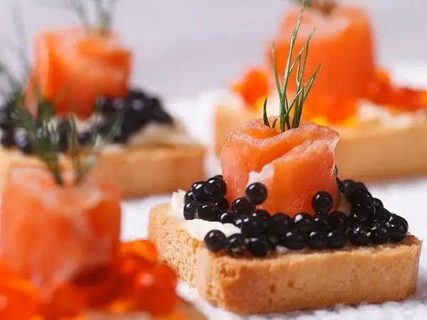 Trứng Cá Tầm Ăn Với Sushi Hoặc Sashimi