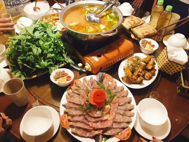 Nhà Hàng Biển Đông – Quán Lẩu Cá Tầm Hà Nội Ngon Nức Tiếng