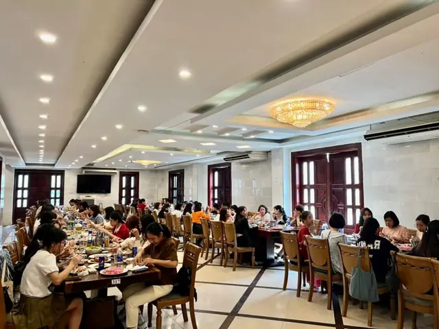 Nhà Hàng Biển Đông – Quán Lẩu Cá Tầm Hà Nội Ngon Nức Tiếng