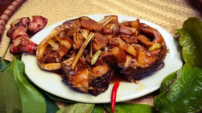 Cá Trắm Kho Riềng Sả