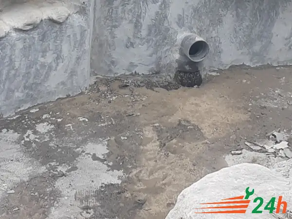 Bước 1: Làm Sạch Khu Vực Cần Chống Thấm