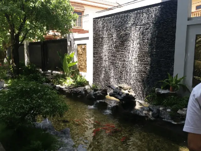 Hồ Cá Koi Kết Hợp Với Tường Đá Tự Nhiên
