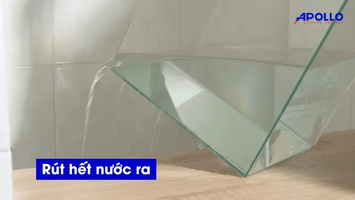 Bước 2: Rút Hết Nước Trong Bể Ra