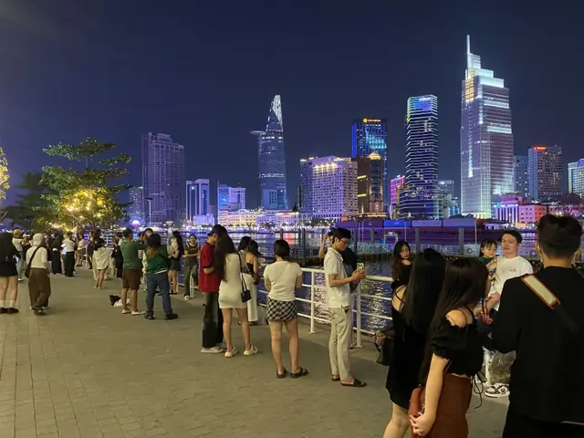 Tản Bộ Và Chiêm Ngưỡng Thành Phố Ven Sông Sài Gòn