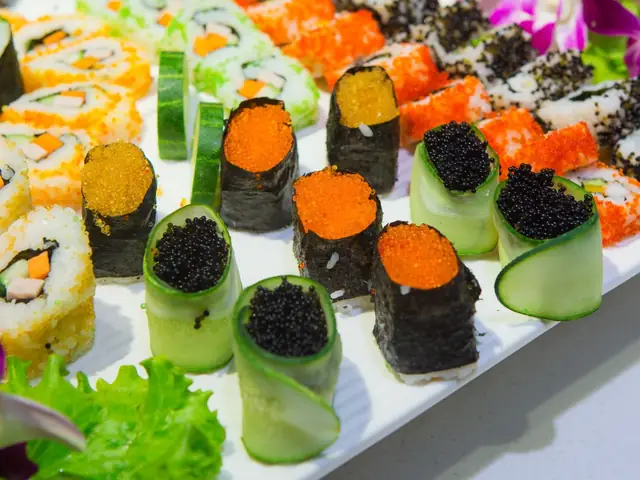 Gunkan Maki Sushi Trứng Cá Chuồn