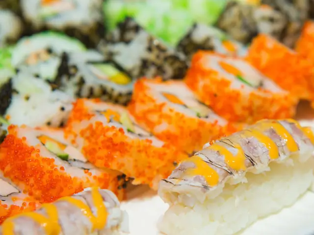 Uramake Sushi Trứng Cá Chuồn