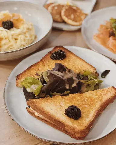 Bánh Mì Nướng Bơ Ăn Kèm Trứng Cá Tầm