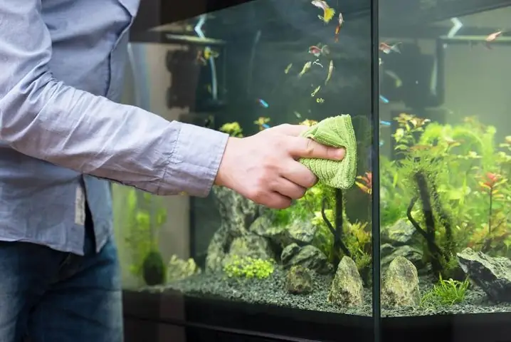 Bước 4: Vệ Sinh Mặt Kính Bên Ngoài Và Thiết Bị Khác