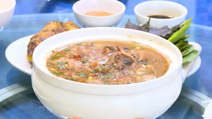 Khi Nhắc Đến Nhà Hàng Chuyên Cá Tại Tỉnh Hòa Bình, Nhà Hàng Vua Cá Long Phượng Chắc Hẳn Là Cái Tên Được Nói Đến Đầu Tiên Bởi Người Dân Địa Phương. Bắt Đầu Bằng Một Khao Khát Và Tình Yêu Mãnh Liệt Với Hương Vị Xứ Sở, Vua Cá Long Phượng Đã Đi Được Chặng Hành Trình Hơn 20 Năm Trong Việc Tạo Ra Những Món Ăn Đậm Đà Hương Vị, Chiều Lòng Cả Những Thực Khách Sành Ăn Nhất.