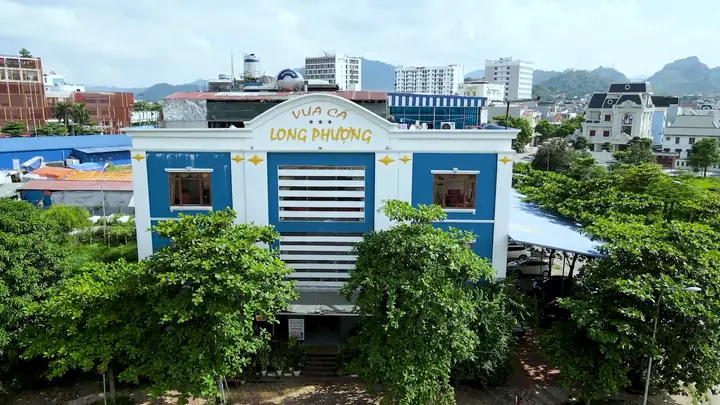 Khi Nhắc Đến Nhà Hàng Chuyên Cá Tại Tỉnh Hòa Bình, Nhà Hàng Vua Cá Long Phượng Chắc Hẳn Là Cái Tên Được Nói Đến Đầu Tiên Bởi Người Dân Địa Phương. Bắt Đầu Bằng Một Khao Khát Và Tình Yêu Mãnh Liệt Với Hương Vị Xứ Sở, Vua Cá Long Phượng Đã Đi Được Chặng Hành Trình Hơn 20 Năm Trong Việc Tạo Ra Những Món Ăn Đậm Đà Hương Vị, Chiều Lòng Cả Những Thực Khách Sành Ăn Nhất.