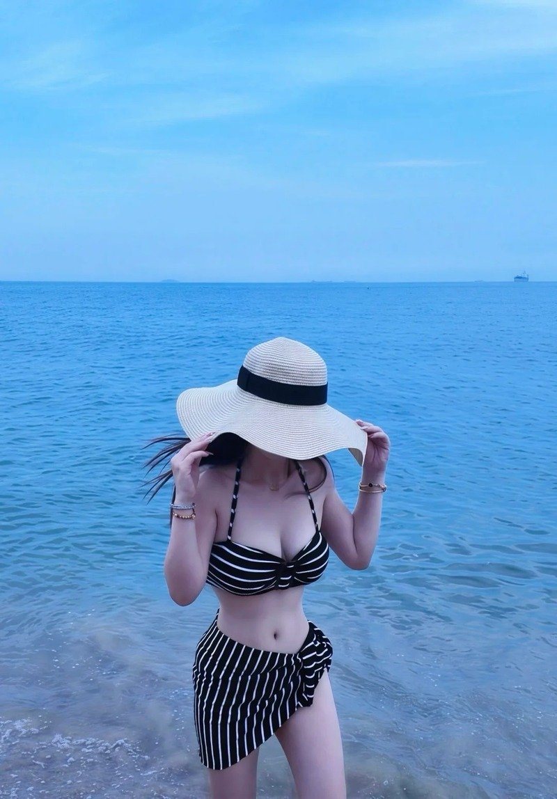 ảnh gái mặc bikini che mặt 1