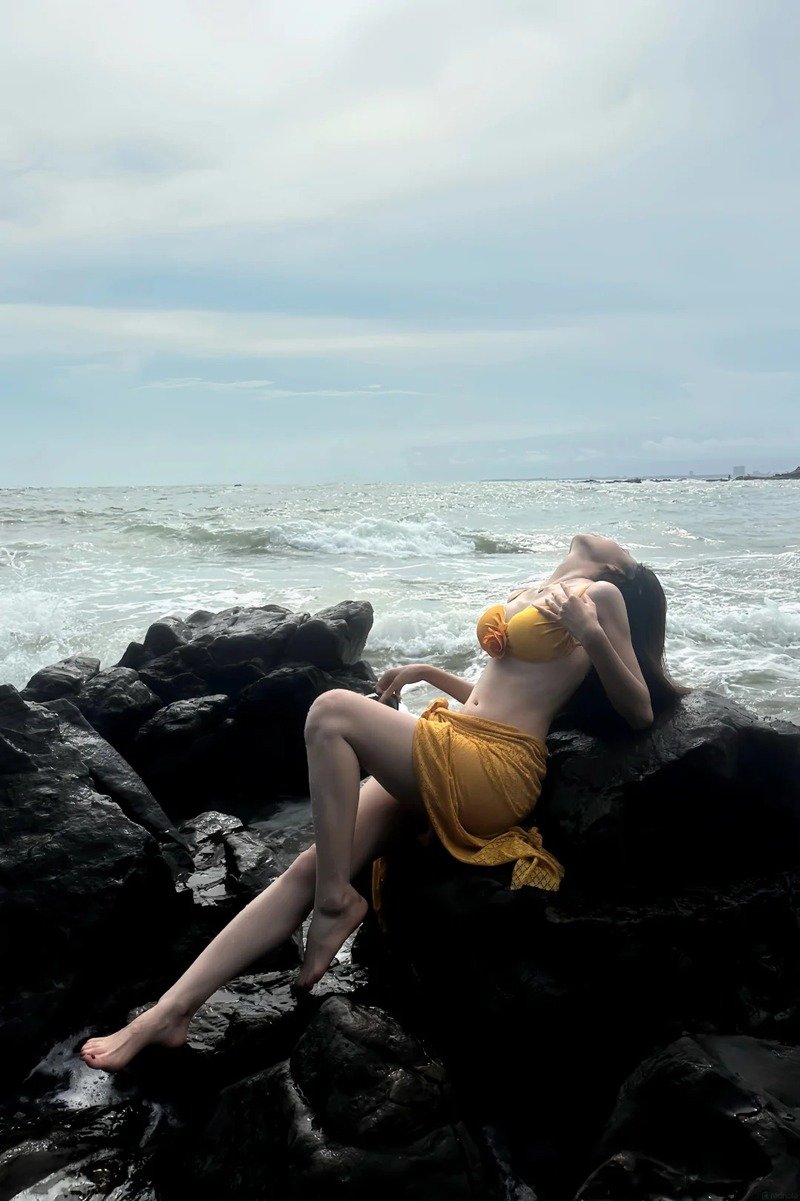 ảnh gái mặc bikini che mặt 13