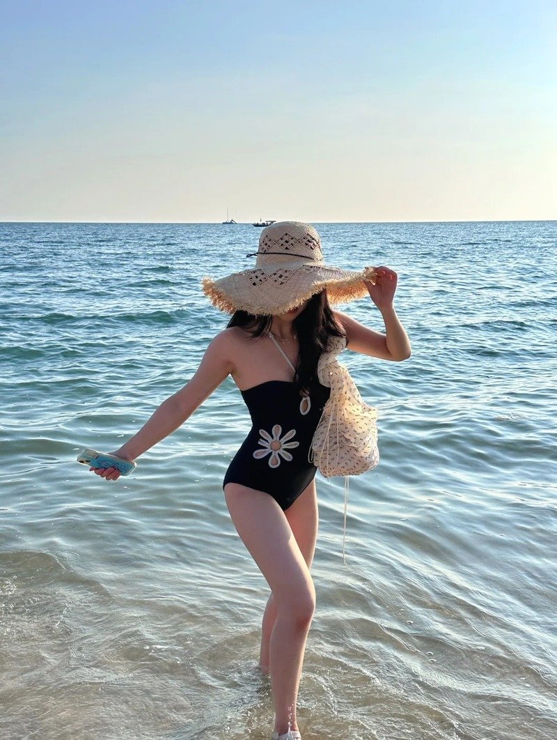 ảnh gái mặc bikini che mặt 9