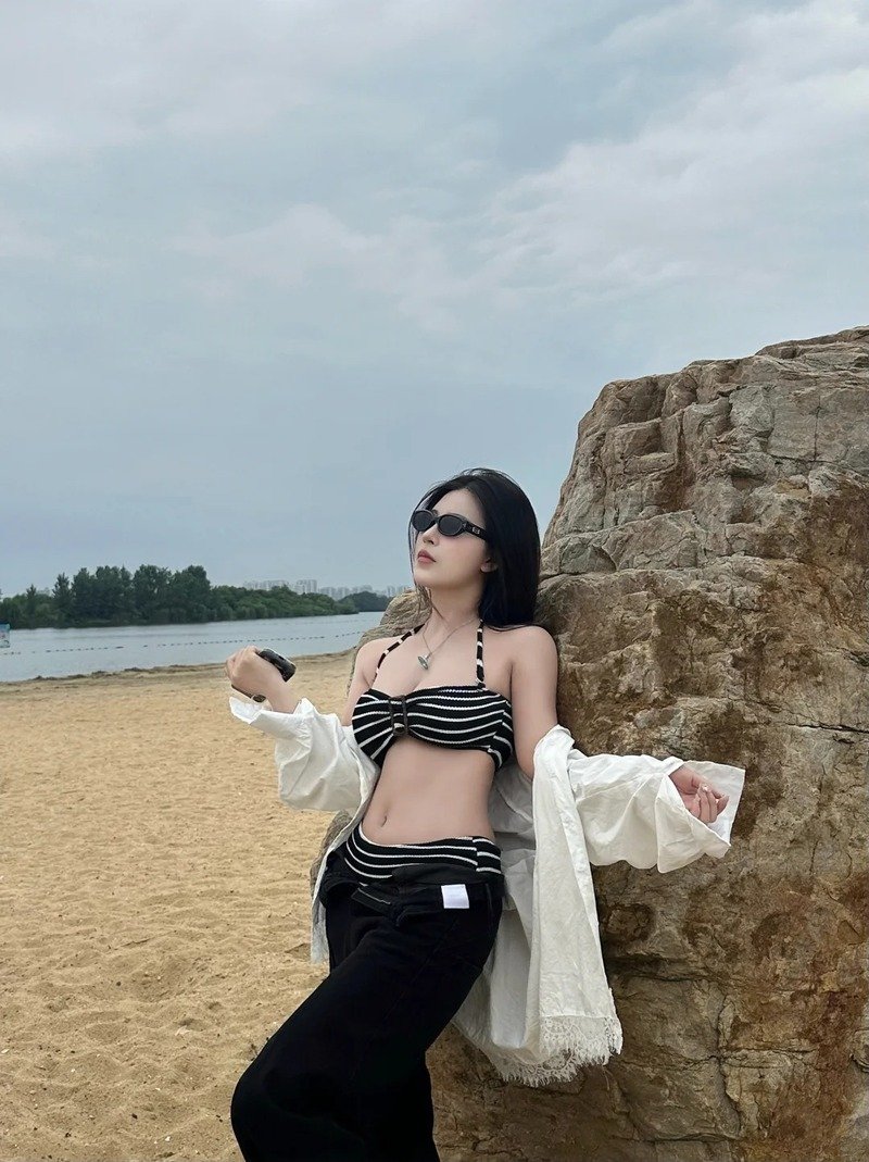 ảnh gái mặc bikini đen 26